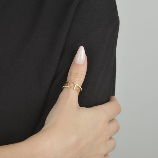 Χρυσό δαχτυλίδι με γεωμετρικό σχέδιο και πέτρες | gold ring geometric design crystals elegant style.