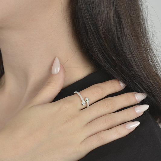 Χρυσό δαχτυλίδι φίδι με ζιργκόν και πράσινες λεπτομέρειες σε stainless steel.