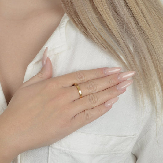 Χρυσό δαχτυλίδι με χαραγμένα τριφύλλια | gold ring clover pattern.