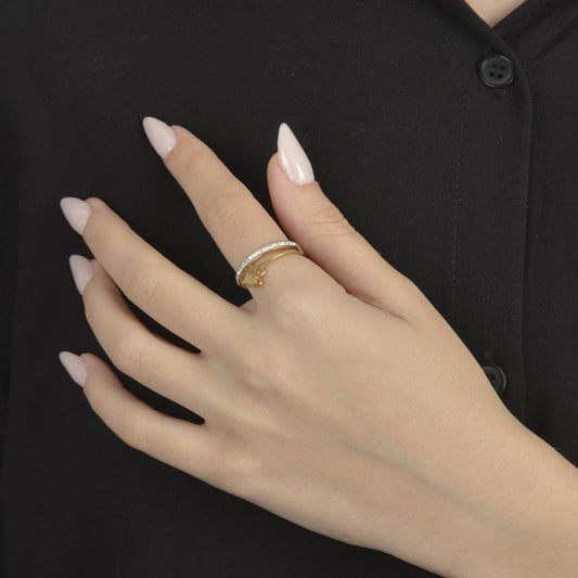 Χρυσό δαχτυλίδι με ανάγλυφη πεταλούδα και πέτρες από stainless steel.