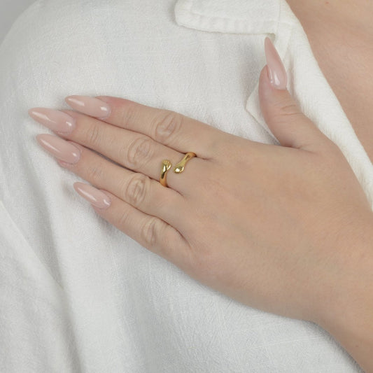 Χρυσό δαχτυλίδι με σχέδιο χεράκια από stainless steel, ιδανικό για καθημερινό στυλ.