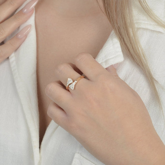 Χρυσό δαχτυλίδι με κρυστάλλους | gold crystal ring, modern elegant design.