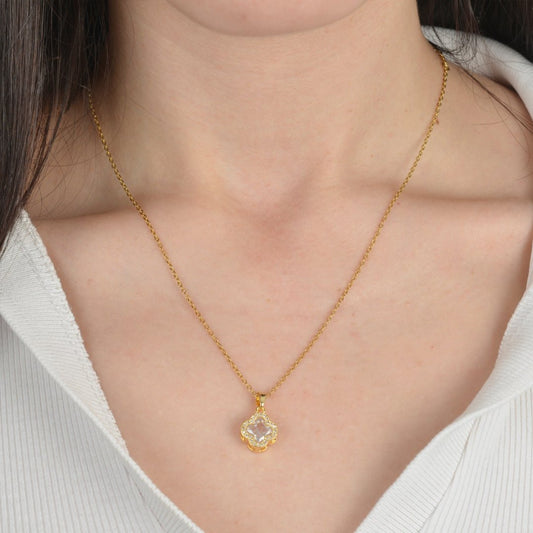 Χρυσό κολιέ με σταυρουδάκι και διακριτικά ζιργκόν, ιδανικό για καθημερινό και επίσημο στυλ.