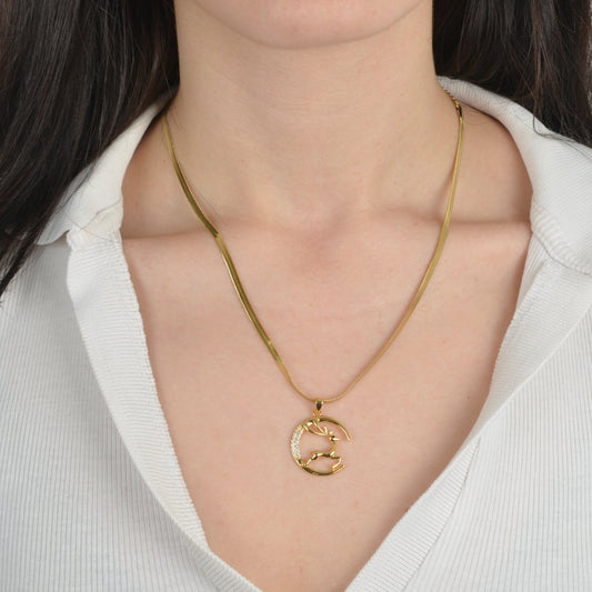 Χρυσό κολιέ με μενταγιόν ελάφι και φεγγάρι διακοσμημένο με ζιργκόν.