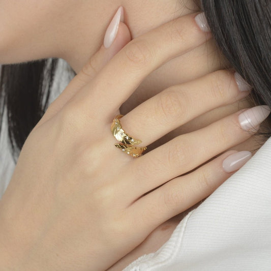 Χρυσό δαχτυλίδι φύλλα με κρύσταλλα | gold leaf ring with crystals, elegant design.