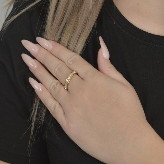 Χρυσό δαχτυλίδι με ζιρκόν σε κεντρικό σχέδιο | gold ring zircon band design.