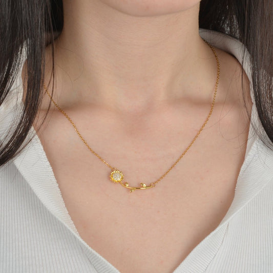 Χρυσό κολιέ με μενταγιόν ηλίανθο.