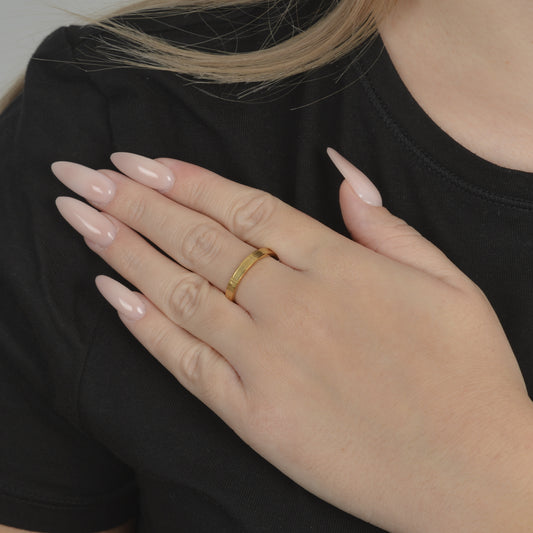 Χρυσό δαχτυλίδι με ρωμαϊκή διακόσμηση | gold ring with Roman numeral engraving.