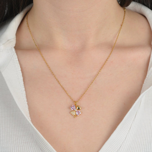 Χρυσό κολιέ με λουλούδι στολισμένο με ροζ και διάφανες πέτρες.