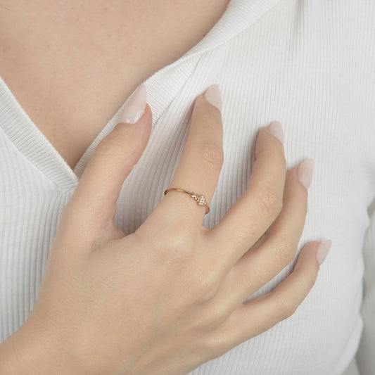 Ροζ χρυσό δαχτυλίδι ψαροκόκαλο με καρδιά και ζιργκόν. Rose gold fishbone ring with heart and zircon.