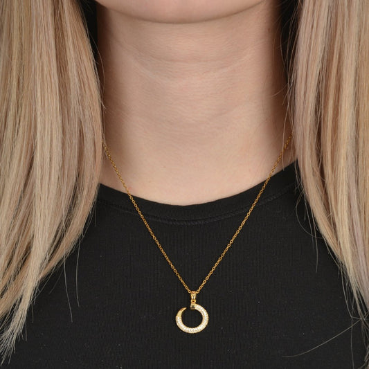 Χρυσό κολιέ με μενταγιόν ημικύκλιο διακοσμημένο με ζιργκόν.