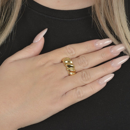 Χρυσό δαχτυλίδι με ανάγλυφο σχέδιο | gold textured statement ring.