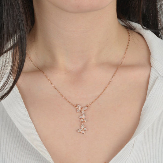 Κολιέ σε ροζ χρυσό τόνο με μενταγιόν πεταλούδες και ζιρκόν.
