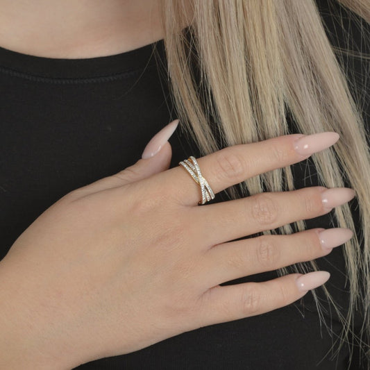 Χρυσό δαχτυλίδι με ζιρκόν και καμπύλες | gold zircon ring curved design.