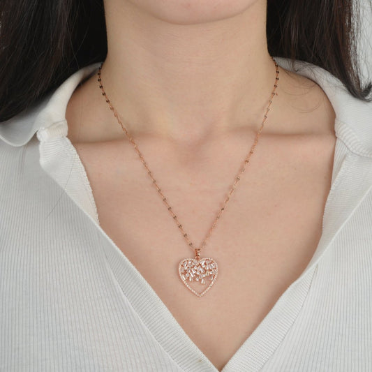 Ροζ χρυσό κολιέ με μενταγιόν καρδιά και περίτεχνες λεπτομέρειες.