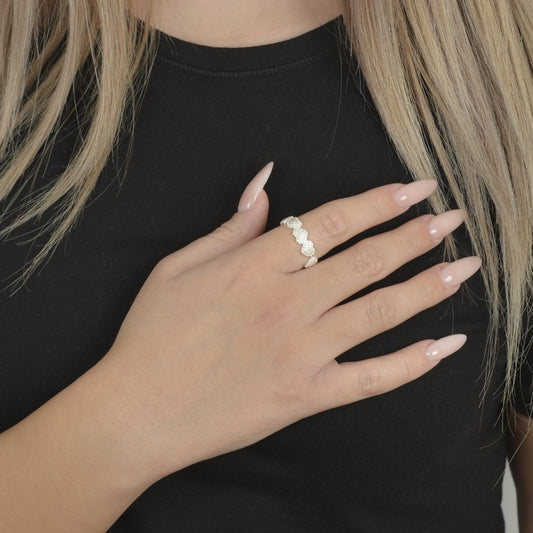 Ασημένιο δαχτυλίδι με ανάγλυφες καρδιές. Ρομαντική επιλογή για κάθε περίσταση.