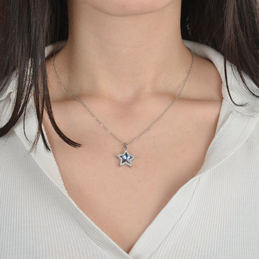 Ασημένιο κολιέ με μενταγιόν αστέρι και μπλε πέτρα.