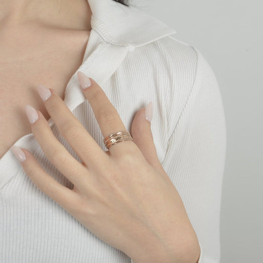 Ροζ χρυσό σετ 7 δαχτυλιδιών με σφυρήλατη υφή.