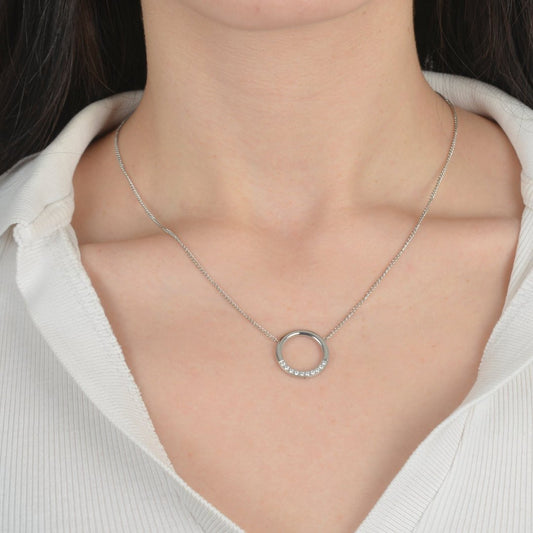 Ασημί κολιέ με κυκλικό μοτίφ και λαμπερά ζιρκόν.
