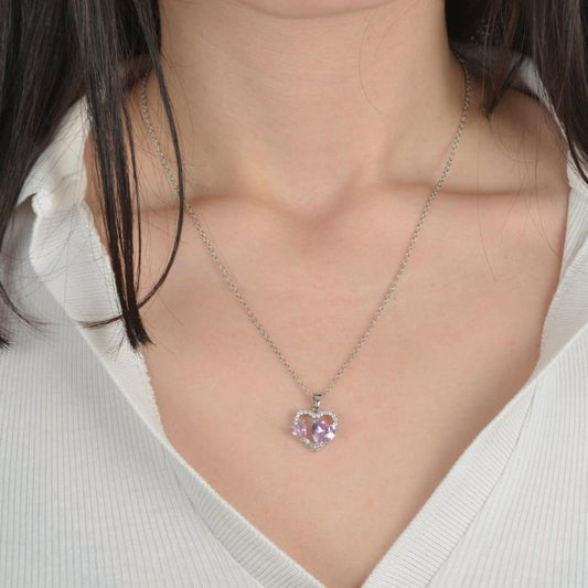 Ασημένιο κολιέ με μενταγιόν καρδιά και ροζ κρύσταλλα.