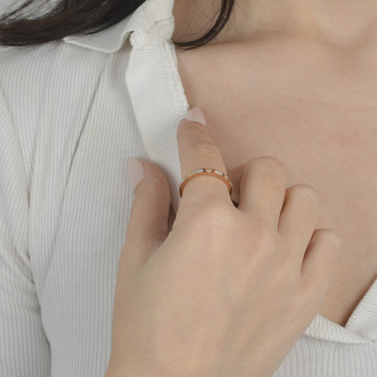 Ροζ χρυσό δαχτυλίδι με πέρλα και ζιργκόν | Κομψό γυναικείο κόσμημα για μοντέρνες εμφανίσεις.