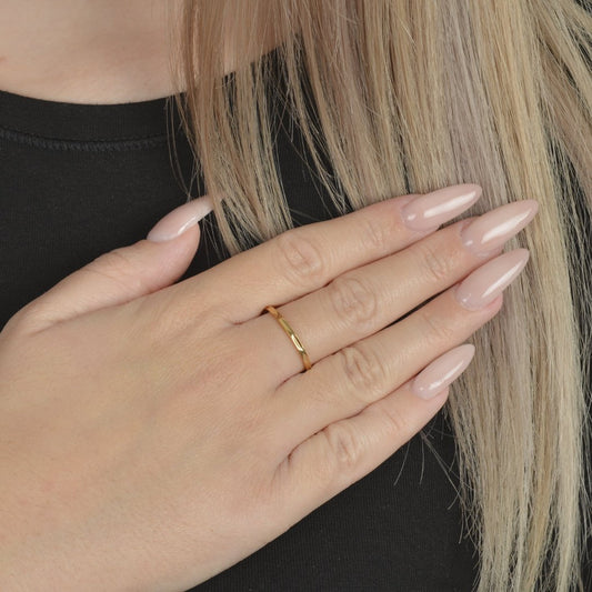 Χρυσό δαχτυλίδι με διακριτική σκαλιστή λεπτομέρεια | Κομψό και λιτό σχέδιο για καθημερινή πολυτέλεια.