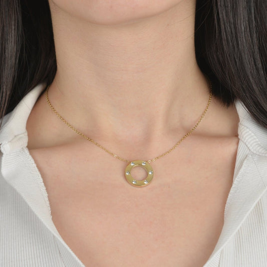 Χρυσό κολιέ με κυκλικό μοτίφ και λαμπερές πέτρες.