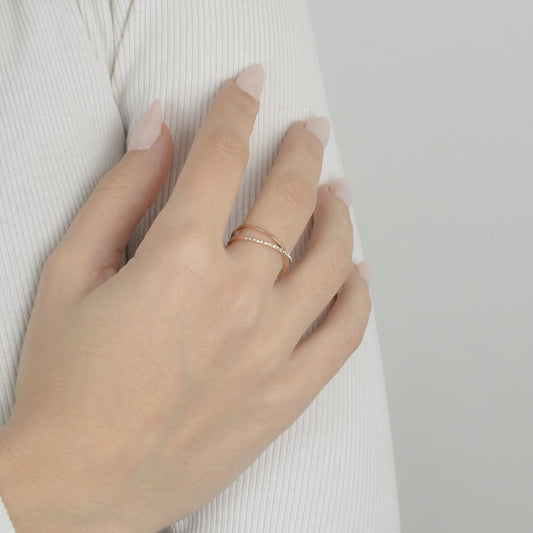 Ροζ χρυσό δαχτυλίδι με στρας και διασταυρούμενο σχέδιο | rose gold crossover ring with rhinestones.