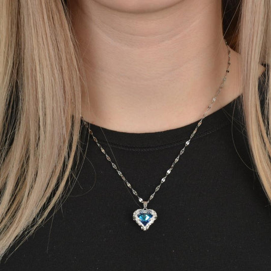 Ασημένιο κολιέ με μενταγιόν καρδιά και μπλε πέτρα.