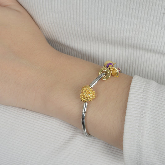 Ασημί βραχιόλι με χρυσή καρδιά και ανάγλυφα σχέδια charms