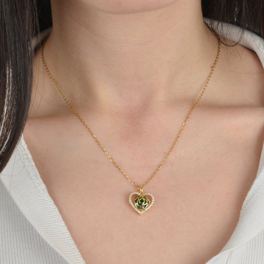 Χρυσό κολιέ με μενταγιόν καρδιά και ρόδο στολισμένο με ζιργκόν.