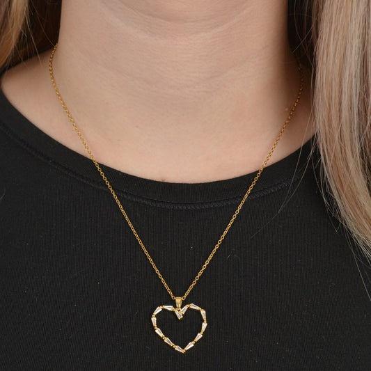 Χρυσό κολιέ με μενταγιόν γεωμετρική καρδιά.