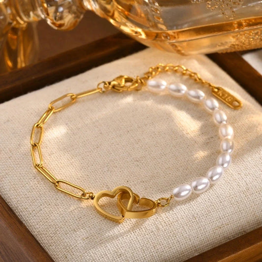 Βραχιόλι με χρυσή αλυσίδα, λευκές πέρλες και διπλή καρδιά