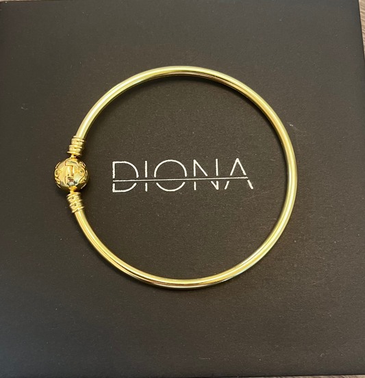 Χρυσό βραχιόλι με στρογγυλό διακοσμητικό κούμπωμα και minimal γραμμές