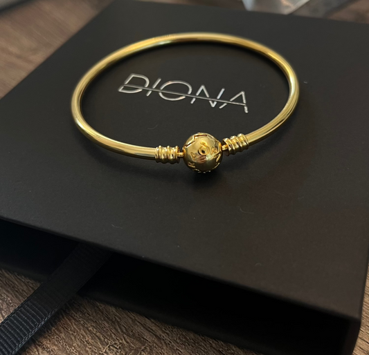 Χρυσό βραχιόλι με στρογγυλό διακοσμητικό κούμπωμα και minimal γραμμές