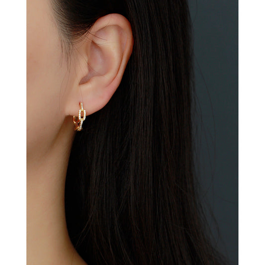 Σκουλαρίκια κρίκοι χρυσαφι με σχέδιο αλυσίδας και ζιργκόν σε αυτί