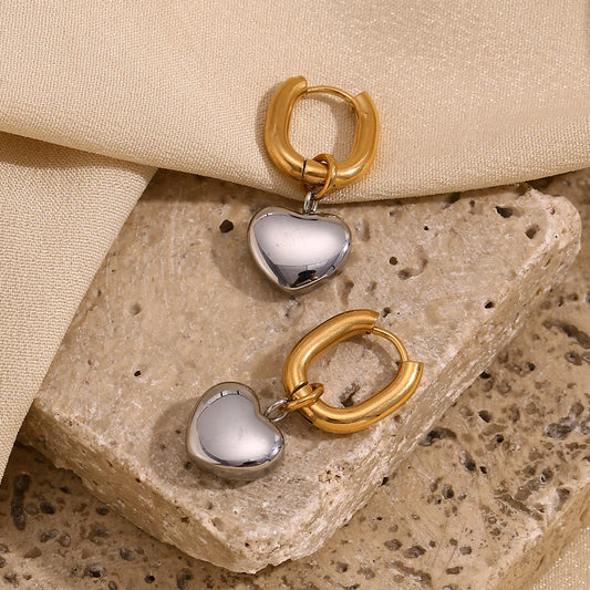 Δίχρωμα επιχρυσωμένα σκουλαρίκια κρίκοι από ανοξείδωτο ατσάλι με κρεμαστή καρδιά, μήκος 31.2mm, βάρος 10g