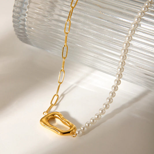 Επιχρυσωμένο κολιέ αλυσίδα & πέρλες με γεωμετρικό κούμπωμα