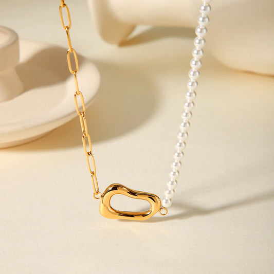 Επιχρυσωμένο κολιέ με paperclip αλυσίδα, πέρλες και γεωμετρικό κούμπωμα, μήκος 37.5cm + 5cm, βάρος 15.8g.