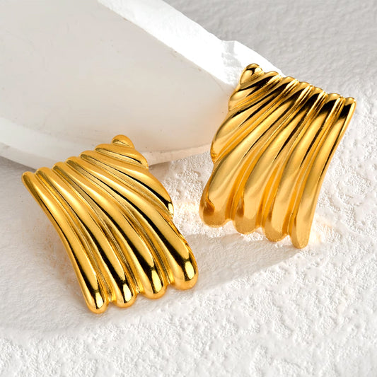 Χρυσά σκουλαρίκια με κυματιστό σχέδιο σε μοντέρνα γραμμή