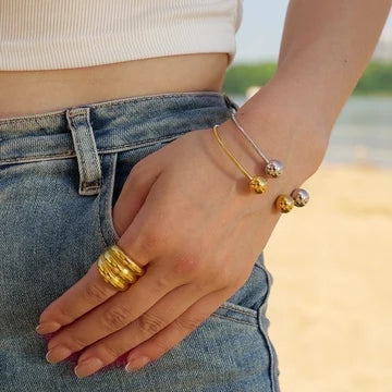 Ασημί βραχιόλι με δύο στρογγυλές χάντρες και minimal σχεδιασμό