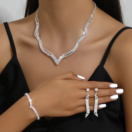 Ασημί σετ κοσμημάτων με πολύτιμους λίθους, κολιέ, βραχιόλι και σκουλαρίκια.