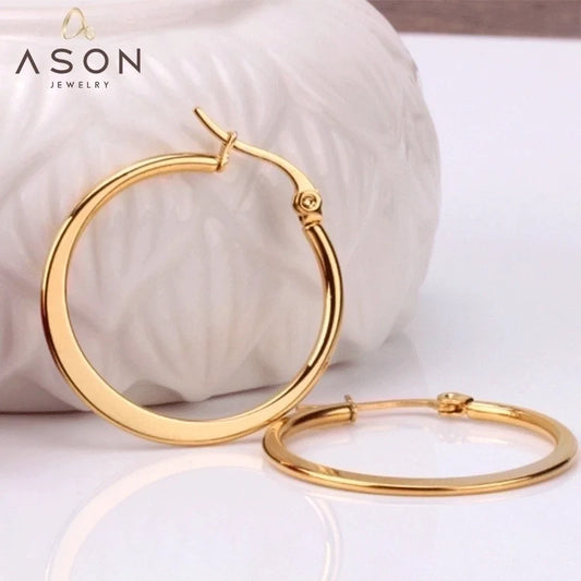 Στρογγυλοί κρίκοι σε χρυσαφί τόνο από ανοξείδωτο ατσάλι, ιδανικοί για καθημερινό και βραδινό στυλ.