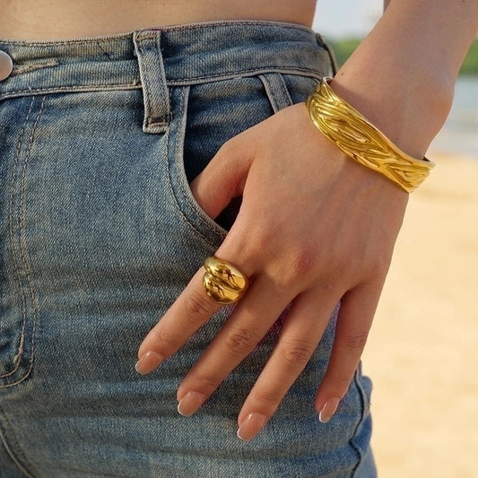 Χρυσό δαχτυλίδι με κυματιστή καμπύλη και γυαλιστερό φινίρισμα