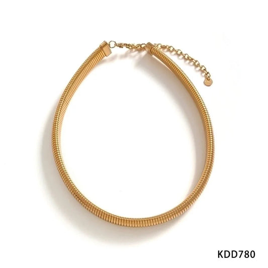 Επιχρυσωμένο τσόκερ από ανοξείδωτο ατσάλι και τιτάνιο, minimal και πολυτελές, ιδανικό για layering ή statement look