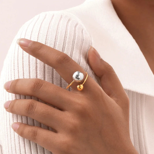 Ρυθμιζόμενο δαχτυλίδι χρυσαφί-ασημί με διπλή σφαίρα