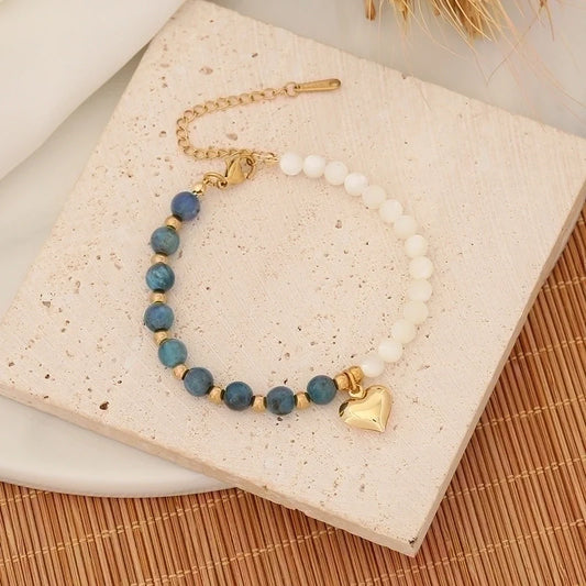 Μπλε βραχιόλι με χάντρες και χρυσό μενταγιόν καρδιάς σε ρετρό στυλ.