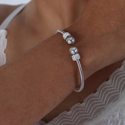 Ασημί βραχιόλι με στρογγυλές χάντρες και λαμπερά ζιργκόν