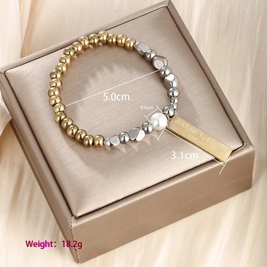 Ασημί-χρυσό βραχιόλι με γεωμετρικές χάντρες σε μοντέρνο streetwear στυλ.