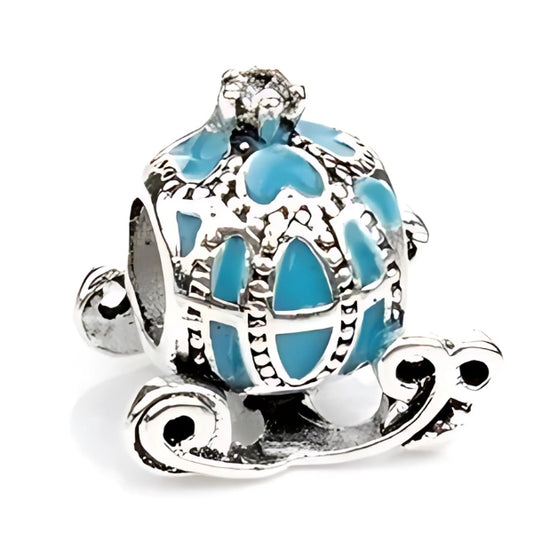 Ασημί charm άμαξα με γαλάζιο σμάλτο και λαμπερά ζιργκόν, εμπνευσμένο από παραμύθια.